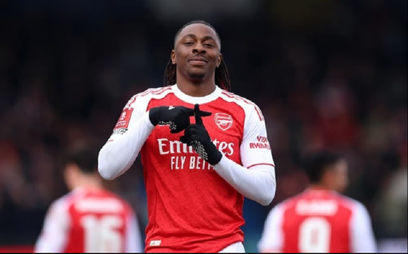 cu-sut-sam-set-cua-eze-giup-arsenal-vuot-ai-mansfield-tai-fa-cup